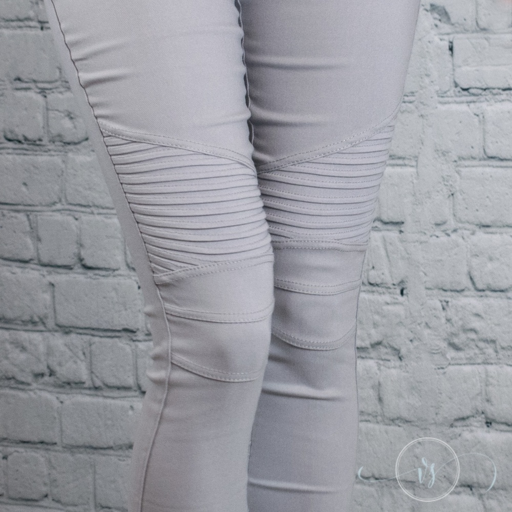 Last Pair ❗ Light Grey Moto Jeggings - Picture 4 of 5